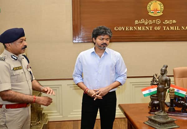 பிரிட்டனில் இருந்து மீட்கப்பட்ட சிலை: முதல்வர் விஜய் நேரில் பார்வை