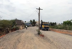  மின் கம்பம் அகற்றாமல் சாலை ரூ.20 கோடி பணியின் லட்சணம் சிதம்பரத்தில் அதிகாரிகள் அலட்சியம்