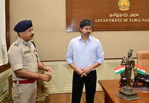  பிரிட்டனில் இருந்து மீட்கப்பட்ட சிலையை பார்வையிட்ட முதல்வர்