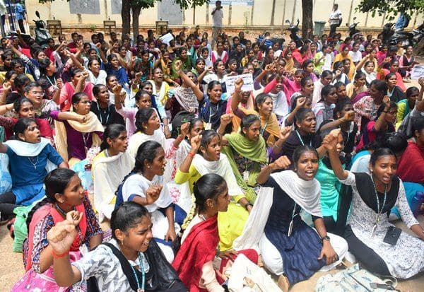  சிவகங்கையில் கல்லுாரி மாணவிகள் போராட்டம்