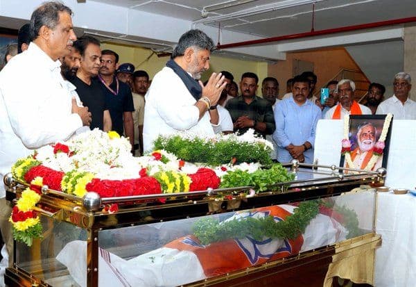  'மாஜி' அமைச்சர் நாகேஷ் உடலுக்கு அஞ்சலி செலுத்திய சிவகுமார்