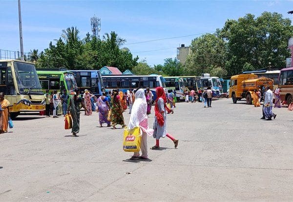 பரமக்குடி பஸ் ஸ்டாண்டில் நிழற்குடை இல்லாததால் அவதி: ஆக்கிரமிப்பு கடைகளை ஒழுங்குபடுத்த கோரிக்கை