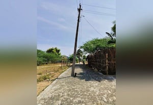  போக்குவரத்துக்கு இடையூறாக நடுரோட்டில் மின்கம்பம்