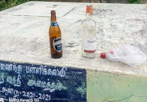  பாராக மாறிய முனைவென்றி அரசு பள்ளி: குடிமகன்கள் அட்டகாசம்