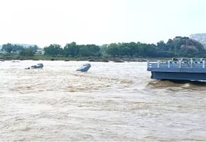  தி.மு.க., ஆட்சியில் 3 மாதத்தில் வெள்ளத்தில் அடித்து செல்லப்பட்ட பாலம்: 'மாஜி' வேலுவுடன் அமைச்சர்கள் விவாதம்