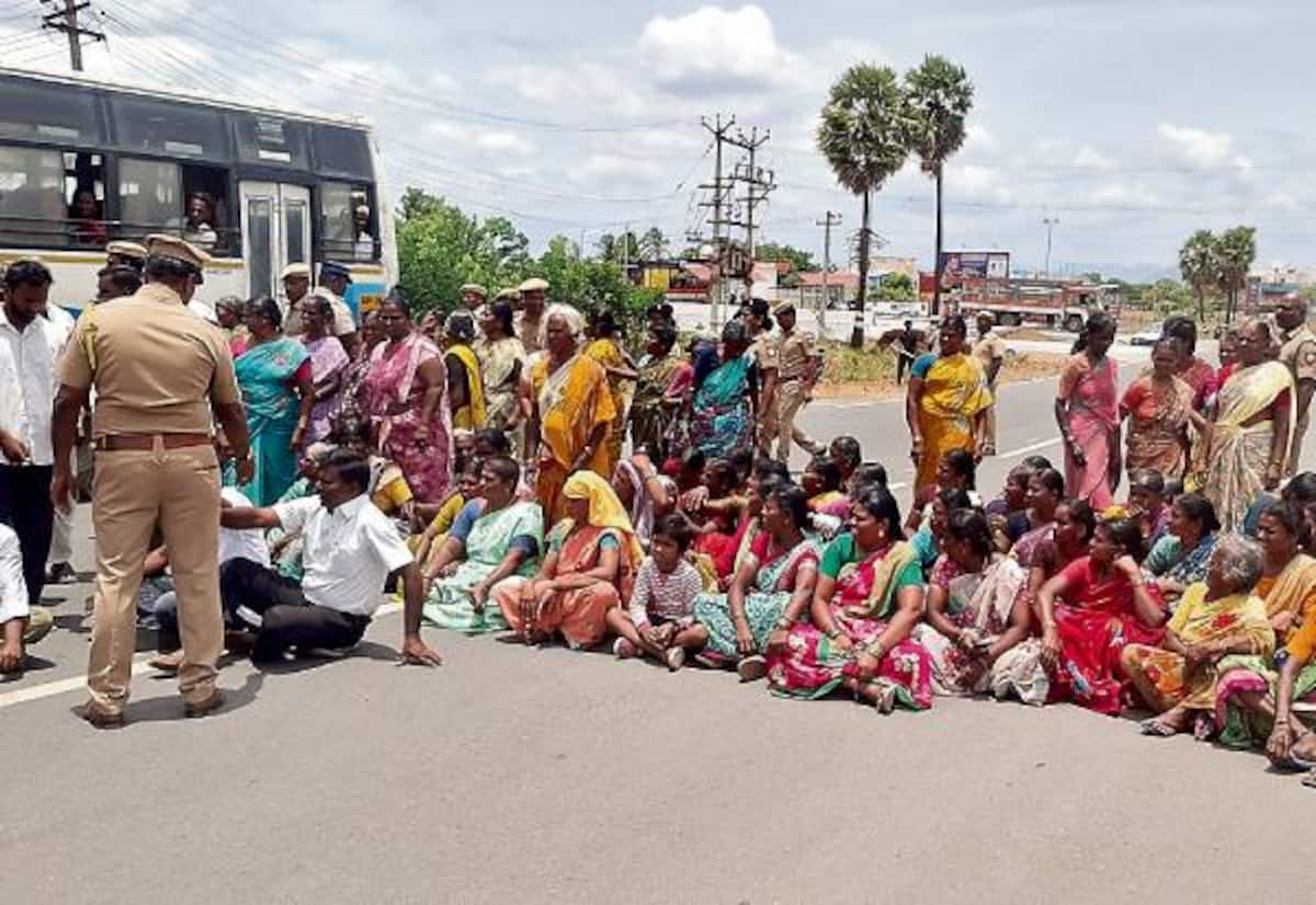 மனமகிழ் மன்றம் திறக்கப்பட்டதை கண்டித்து பொதுமக்கள் போராட்டம்