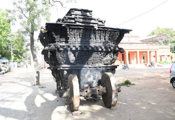 மாரியம்மன் கோவில் பழைய தேர் நகராட்சி வசம் ஒப்படைப்பு: செம்மொழி பூங்காவில் காட்சிப்படுத்தும் திட்டம்