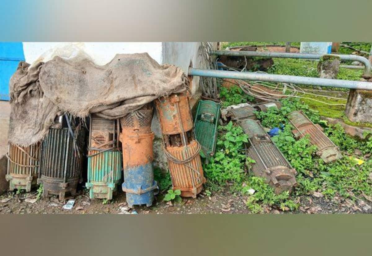 பாதுகாப்பற்ற நிலையில் ஊராட்சி கிணறு மோட்டார்கள்