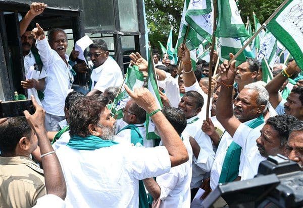  கடன் தள்ளுபடி கேட்டு விவசாயிகள் போராட்டம்