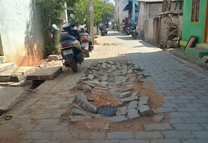  சாயல்குடி போஸ்ட் ஆபீஸ் தெருவில் புதிய ரோடு சேதம்