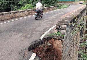  கூடலுார் 18ம் கால்வாய் பாலத்தில் மண் அரிப்பு
