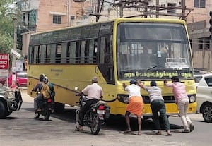  பழுதாகி நடுரோட்டில் நின்ற அரசு பஸ்
