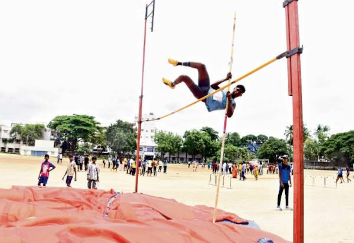 மண்டல விளையாட்டு போட்டி 800 மாணவ, மாணவியர் பங்கேற்பு