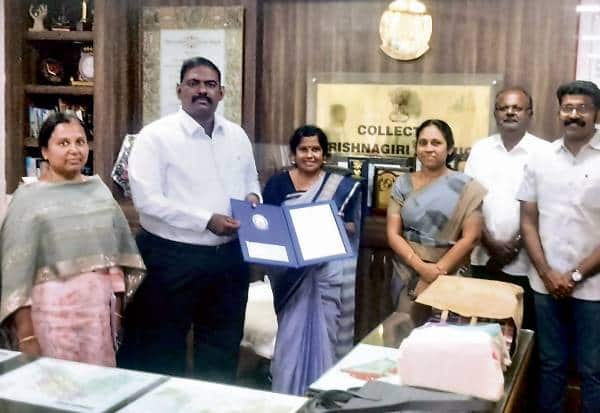 'சிறந்த சமூக சேவை'க்கான அரசு விருது கலெக்டரிடம் வாழ்த்து பெற்ற பெண்