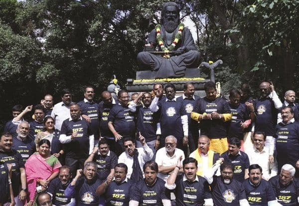 சட்டசபைக்குள் கறுப்பு டி - ஷர்ட் அணிந்து வர முயற்சி; எதிர்க்கட்சியினரை வாசலில் நிறுத்திய பாதுகாவலர்கள்