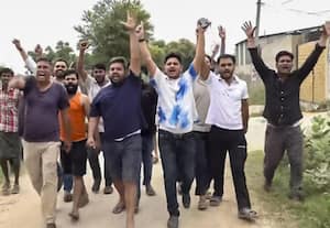 கரப்பான்பூச்சி கட்சியினரை விரட்டி அடித்த கிராம மக்கள்