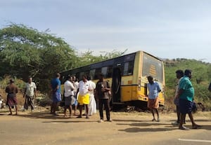  கண்மாய்க்குள் புகுந்த அரசு பஸ்