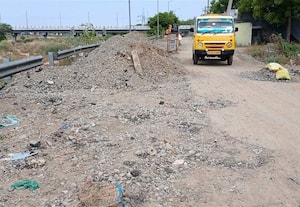  பரமக்குடி வைகை ஆறு சர்வீஸ் ரோட்டை சீரமைக்க வேண்டும்