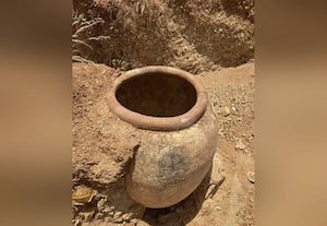  மேலுார் அருகே கிடைத்த 'முதுமக்கள் தாழி'