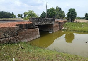இணைப்பு பாலம் பழுது: சீரமைக்க கோரிக்கை