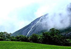  இரைச்சல் பாறை நீர்வீழ்ச்சி சுற்றுலா பயணிகள் மகிழ்ச்சி