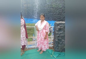  டூவீலர் விபத்தில் பெண் பலி