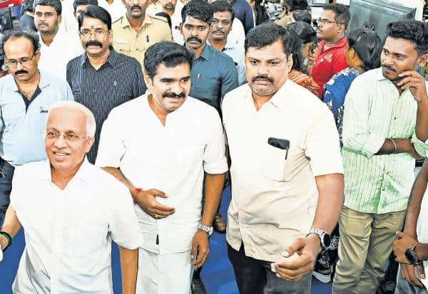  தினமலர் ஷாப்பிங் திருவிழா இன்று ஒருநாள் மட்டுமே: 'சித்திரை திருவிழா' வானது மதுரை தமுக்கம்: அனைத்து பொருட்களையும் ஒரே இடத்தில் அள்ளலாம்
