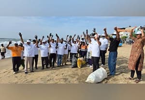  'வீ த லீடர்ஸ்' இயக்கத்தினர் துாய்மை பணி