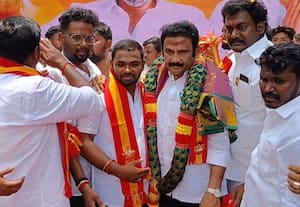  படம் மட்டும் த.வெ.க., - எம்.எல்.ஏ.,வுக்கு அணிவித்த மயில் இறகு மாலையால் சர்ச்சை