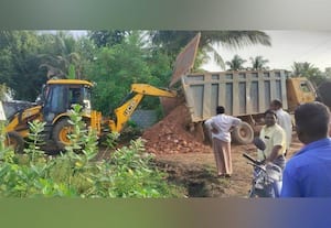  கிராவல் மண் கடத்தலில் ஈடுபட்ட ஆந்திர லாரி தமிழகத்தில் சிறைபிடிப்பு