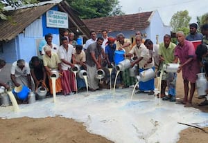 பால் விலையை உயர்த்த கோரி பால் உற்பத்தியாளர்கள் போராட்டம்