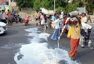  பாலை தரையில் கொட்டி விவசாயிகள் போராட்டம்