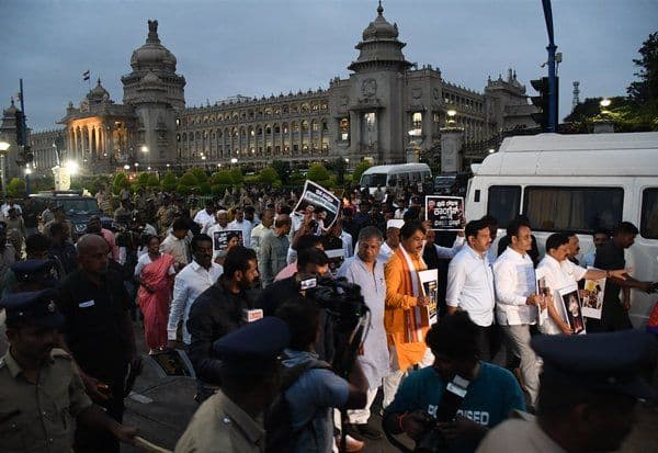  சபாநாயகர் இருக்கை முன்பு எதிர்க்கட்சியினர் போராட்டம் 2 நாட்களுக்கு முன்பே சட்டசபை கூட்டத்தொடர் நிறைவு