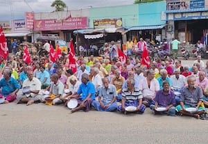  சேலைக்கு நுால் வழங்காததை கண்டித்து நெசவாளர்கள் பிச்சை எடுக்கும் போராட்டம்