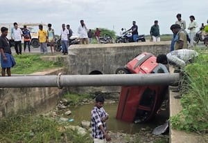  கார் கவிழ்ந்து கேரள தம்பதி காயம்