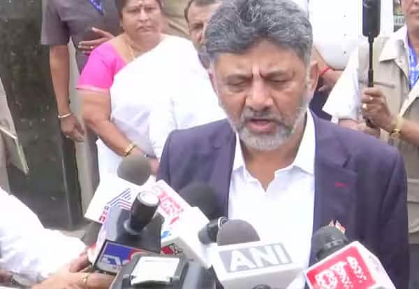 கர்நாடகாவில் அரசு நிகழ்ச்சிகளில் வந்தே மாதரம் பாடல் 2 பத்திகள் மட்டுமே பாடப்படும்: சொல்கிறார் முதல்வர் சிவகுமார்