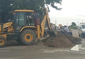   தினமலர் செய்தி எதிரொலி: பரமக்குடி -வேந்தோணி ரோட்டில் குடிநீர் குழாய் உடைப்பு சீரமைப்பு