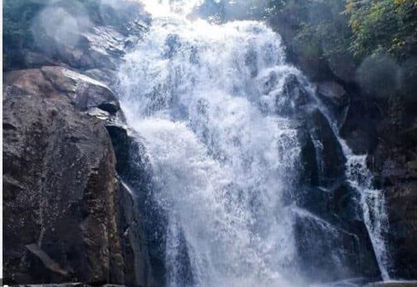  ஜாலியாக பொழுதுபோக்க காமேனஹள்ளி அருவி