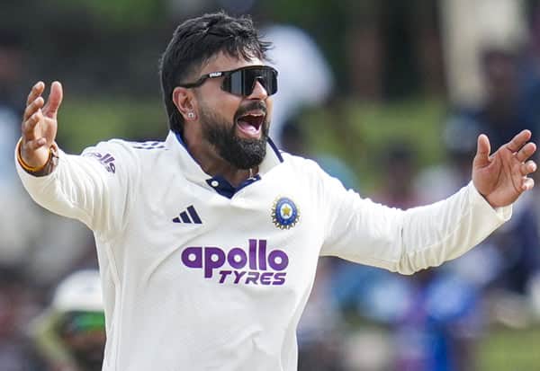 வெற்றியை நோக்கி இந்தியா * கொழும்பு டெஸ்டில் பவுலர்கள் அபாரம்