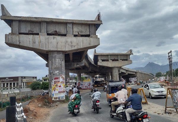தேனியில் ரயில்வே மேம்பால பணிகள் முடங்கியது: மாணவர்கள், வேலைக்கு செல்வோர் அவதி