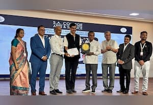  காஞ்சி மாமுனிவர் பட்ட மேற்படிப்பு நிறுவன இயக்குநருக்கு விருது