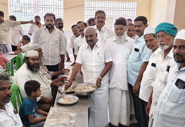  பெரிய பள்ளி வாசலில் மிலாது நபி விருந்து