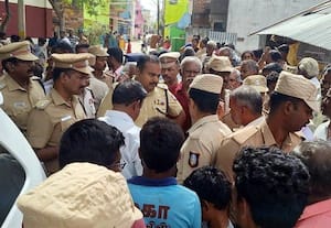  பட்டாசு வெடித்த தகராறில் தந்தை, மகனுக்கு வெட்டு வத்திராயிருப்பு அருகே போலீஸ் குவிப்பு