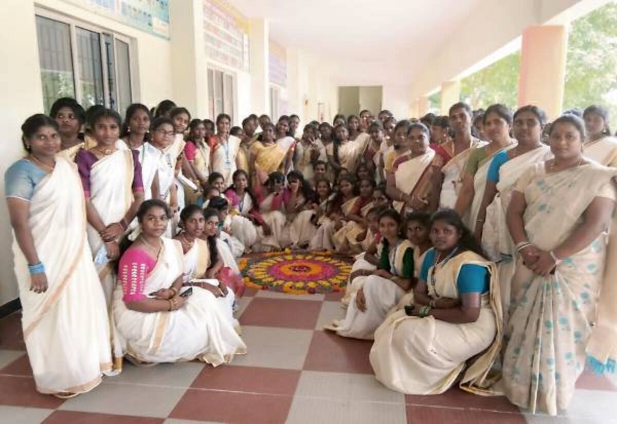 ஓணம் கொண்டாடிய கேரள மாநில மக்கள்