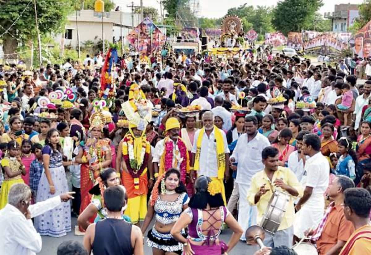 மாரியம்மன் கோவில் திருவிழா பக்தர்கள் மாவிளக்கு ஊர்வலம்