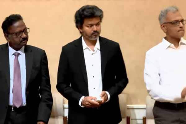 உயிர்ம வேளாண்மையில் சாதனை; விவசாயிகள் மூவருக்கு விருது வழங்கினார் முதல்வர் விஜய்
