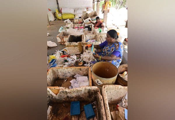  ஆரோவில்லில் குப்பைகளை தரம் பிரித்து அசத்தும் 'எகோ சர்வீஸ்' ஜெர்மன், இத்தாலி தொழில்நுட்பத்தை பின்பற்றி மறுசுழற்சி