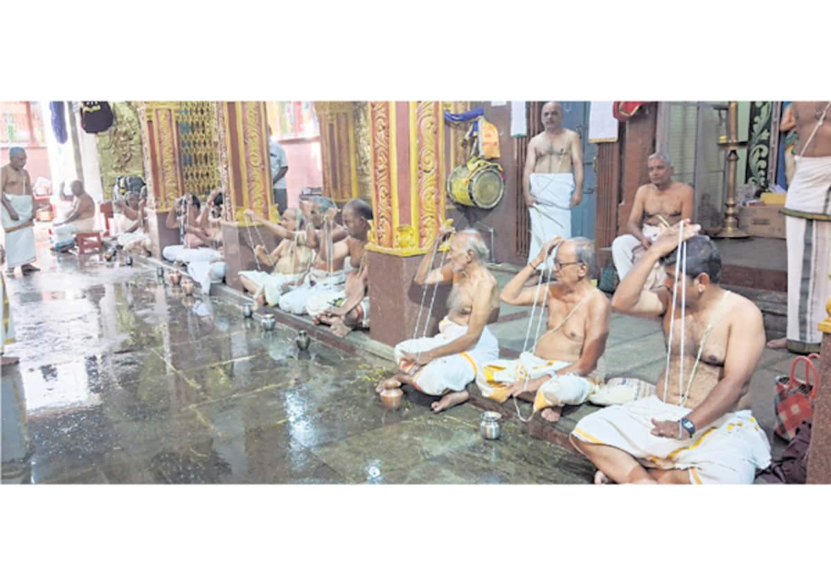 பெருமாள் கோவில்களில் பூணுால் மாற்றிக்கொண்ட பக்தர்கள்