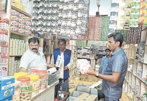 ப.வேலுார் பகுதி கடைகளில் புகையிலை தடுப்பு சோதனை