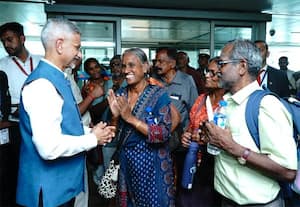 நேபாளத்தில் இருந்து டில்லி திரும்பிய தமிழர்கள் 21 பேர்: வரவேற்றார் வெளியுறவு அமைச்சர் ஜெய்சங்கர்